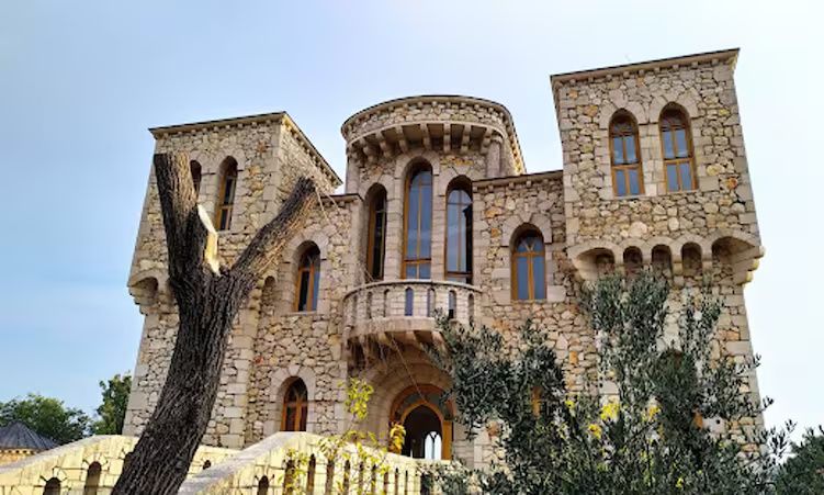 Ο πολυεκατομμυριούχος που τα έδωσε όλα για να φτιάξει ένα κάστρο «στην υπηρεσία της Παναγίας»