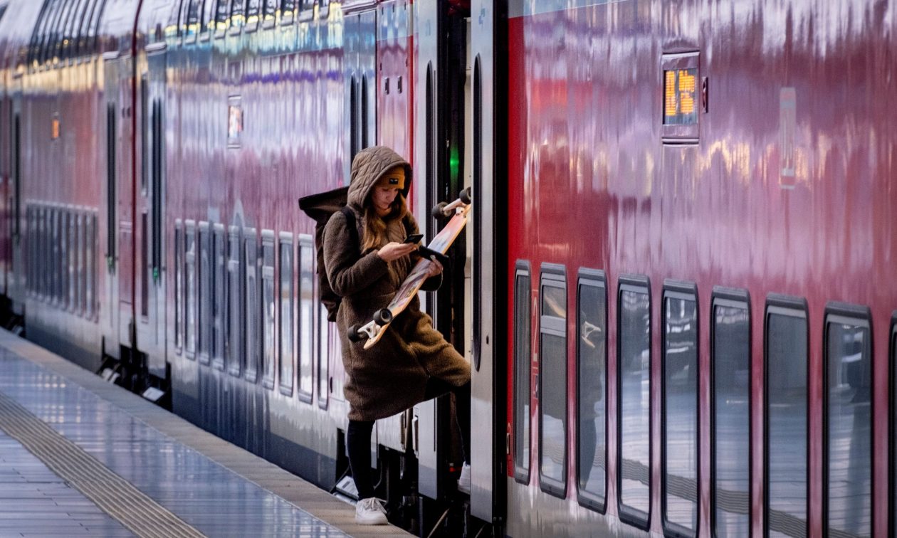 Επιβάτης «γαντζώθηκε» σε γερμανικό τρένο υψηλής ταχύτητας και επέζησε