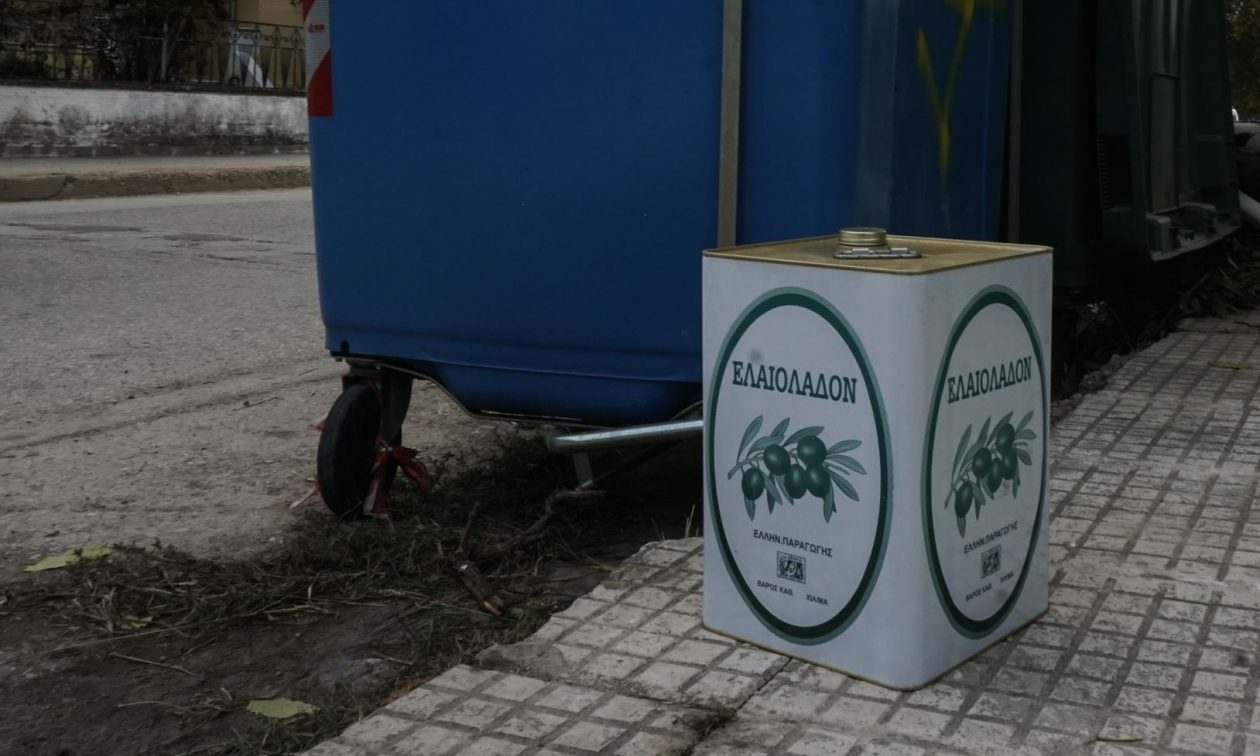Ελαιόλαδο: Τι ισχύει τελικά με τη μεταφορά του τενεκέ – Δεν καταργείται η παραδοσιακή τακτική