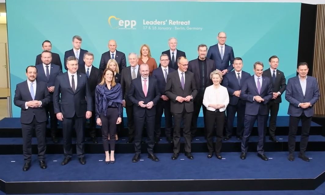 Στις Βρυξέλλες για τη σύνοδο των ηγετών του ΕΛΚ ο πρωθυπουργός