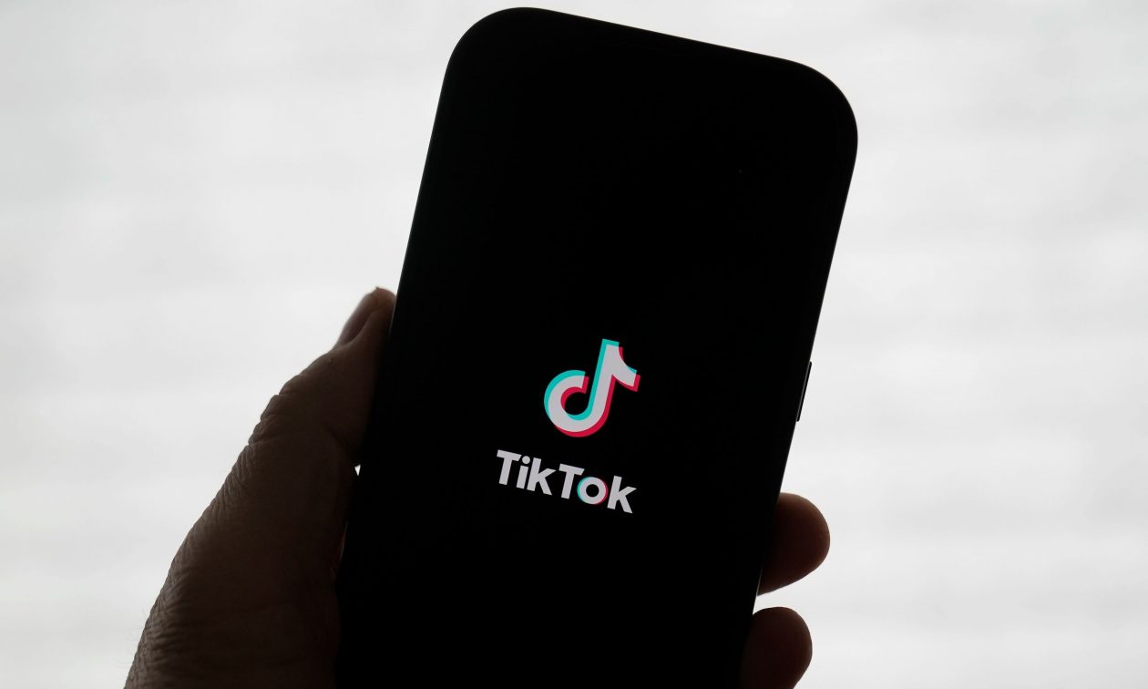 Ο Τραμπ ανατρέπει την απόφαση για το TikTok στην Αμερική – Πώς αποφεύγεται η απαγόρευση