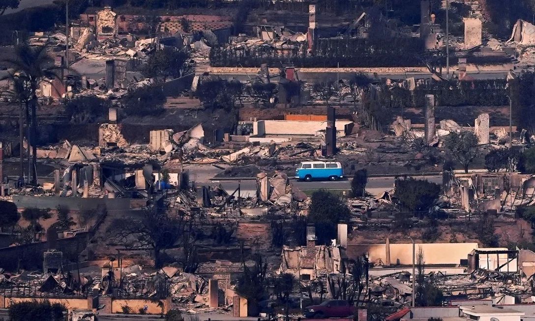 Λος Άντζελες: Το «μαγικό λεωφορείο» που γλίτωσε από τις πυρκαγιές στη Νότια Καλιφόρνια