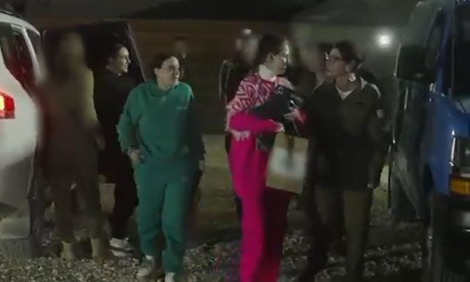 Η Χαμάς έδωσε αναμνηστικά στις ομήρους λίγο πριν από την απελευθέρωση – Τι περιείχαν οι τσάντες
