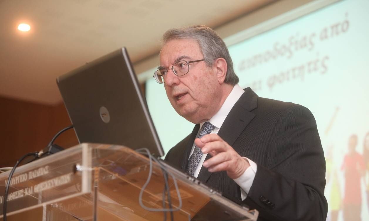 Ο Μπαμπινιώτης διορθώνει δημοσιογράφους τηλεόρασης – Το ρήμα «σφετερίζομαι» και το «υπό το μηδέν»