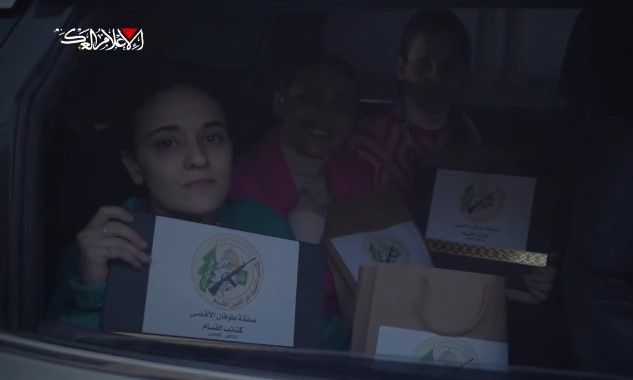 Γάζα: Απελευθερώθηκαν οι τρεις πρώτες όμηροι της Χαμάς με μια… σακούλα δώρα