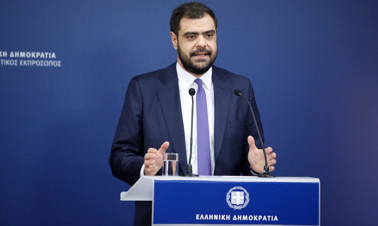 LIVE η ενημέρωση των πολιτικών συντακτών από τον κυβερνητικό εκπρόσωπο, Παύλο Μαρινάκη