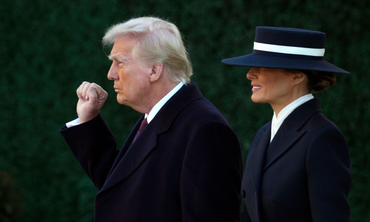 Μελάνια Τραμπ: Υπέρκομψη με «ανδρόγυνο» navy blue look στην ορκωμοσία του συζύγου της