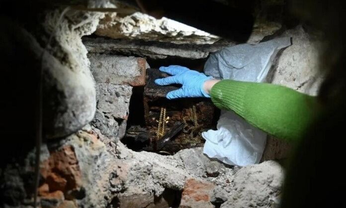 Λιθουανία: Ανακαλύφθηκαν στέμματα και σκήπτρο στο υπόγειο καθεδρικού ναού – Ηλικίας 500 ετών