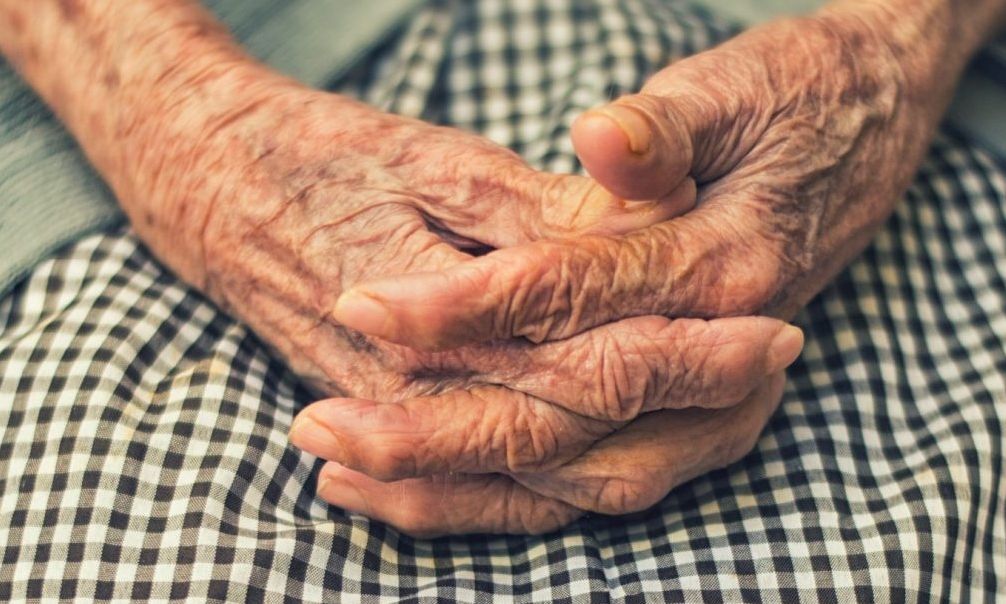 Ιωάννινα: 84χρονη… ατσίδα την «έστησε» σε απατεώνα που πήγε να την κλέψει