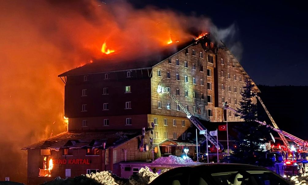 Τραγωδία στην Τουρκία: 76 νεκροί, δεκάδες τραυματίες από πυρκαγιά σε χιονοδρομικό θέρετρο