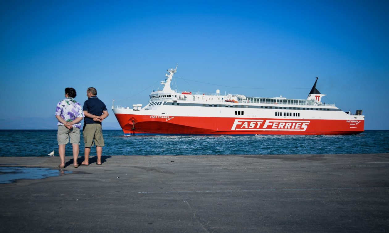 Ταλαιπωρία για τους 121 επιβάτες του Fast Ferries Andros – Δεν έφυγε από Πειραιά λόγω βλάβης