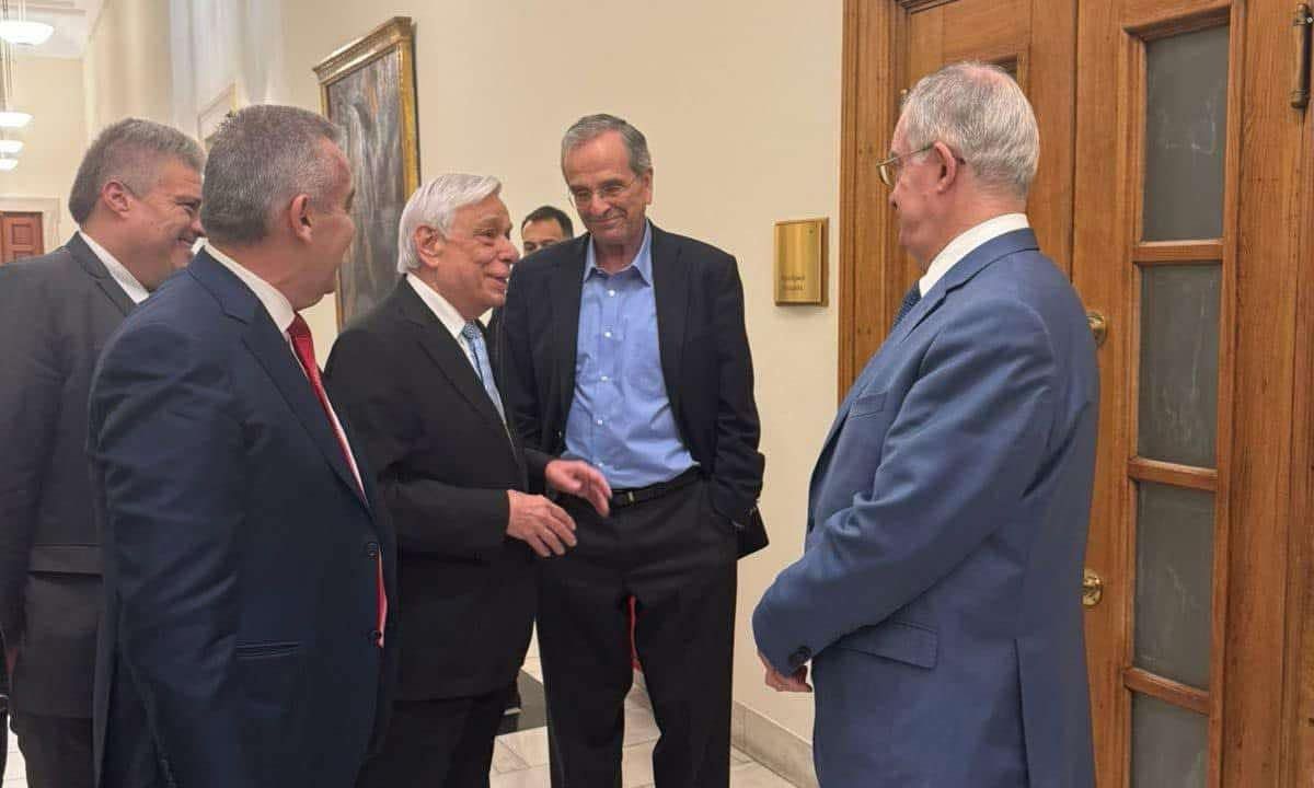 Προκόπης Παυλόπουλος: Αιφνίδια επίσκεψη στη Βουλή – «Πηγαδάκι» με Τασούλα, Σαμαρά