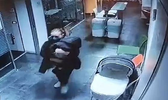 Εφιάλτης κάθε γονιού: Ψεύτικη νοσοκόμα αρπάζει νεογέννητο από το μαιευτήριο – Το σατανικό σχέδιό της