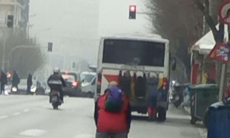 Αδιανόητο περιστατικό στη Θεσσαλονίκη: Νεαροί κρέμονται σε αστικό λεωφορείο με κίνδυνο τη ζωή τους