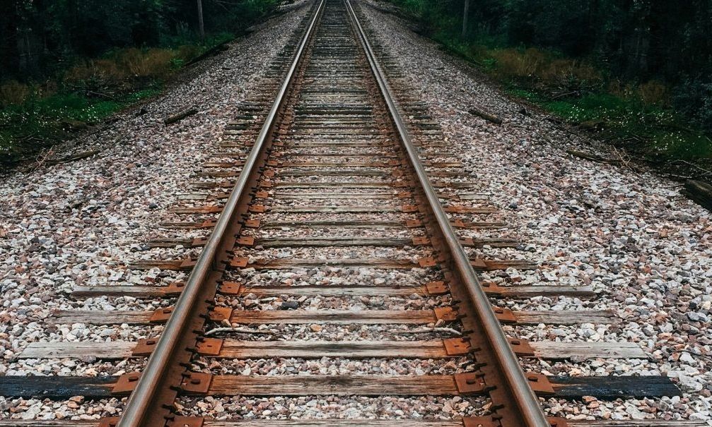 Απίστευτη τραγωδία στην Ινδία: Πήδηξαν από το τρένο για να γλιτώσουν από πυρκαγιά και σκοτώθηκαν