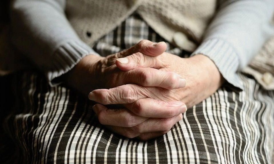 Παγκόσμια Ημέρα Μοναξιάς: Οι μοναχικοί θάνατοι, μάρτυρες της ακραίας απομόνωσης των ηλικιωμένων