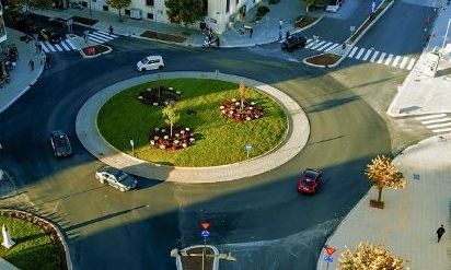Οδηγοί αυτοκινήτων: Ο «εφιάλτης« του κυκλικού κόμβου – Τι προβλέπει ο ελληνικός ΚΟΚ