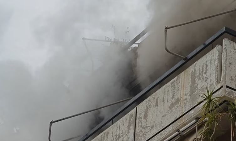 Φωτιά σε διαμέρισμα στο Παγκράτι – Εκτεταμένες φθορές (vid)