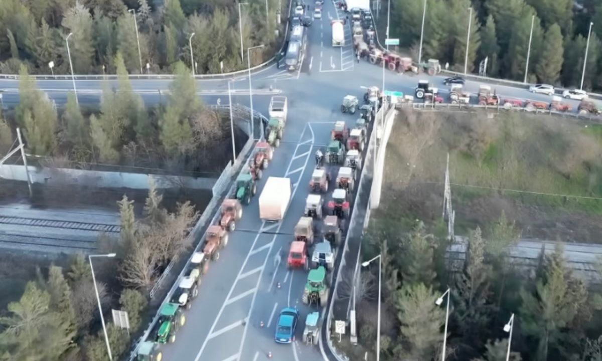 Λάρισα: Ενισχύουν τα μπλόκα οι αγρότες μετά την ομιλία Μητσοτάκη–Κλιμακώνουν τις κινητοποιήσεις τους