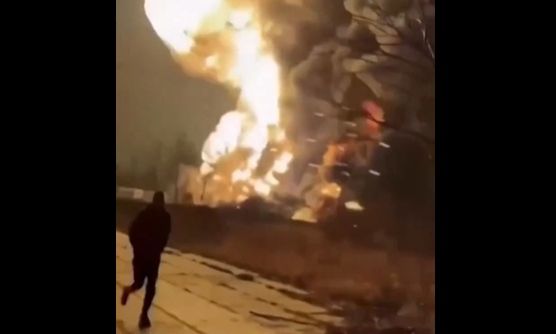 Ρωσία: Ο κόσμος τρέχει να γλυτώσει από τις φλόγες έπειτα από ουκρανικό χτύπημα σε διυλιστήριο