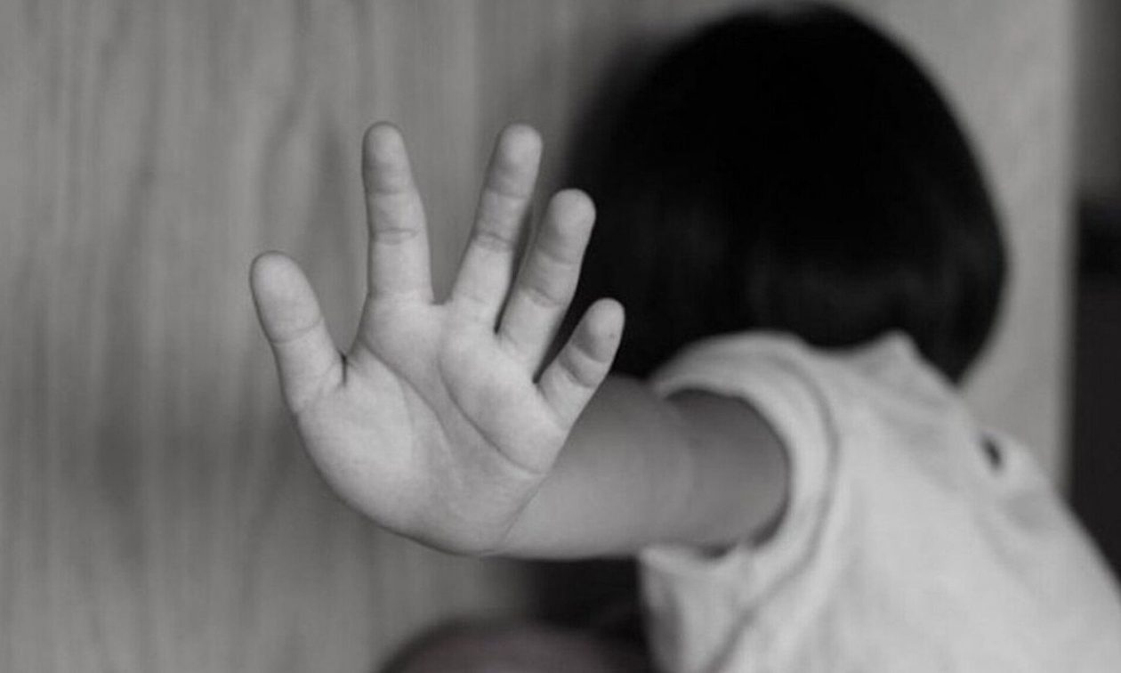 Γαλλία: Ισόβια σε μητέρα που βασάνιζε τη 13χρονη κόρη της και την άφησε να πεθάνει από την πείνα