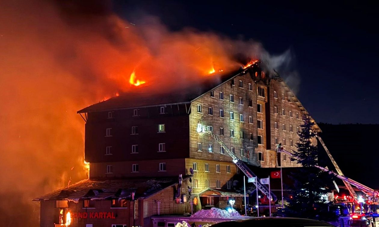Τουρκία: 14 συλλήψεις για την πυρκαγιά σε ξενοδοχείο χιονοδρομικού κέντρου όπου σκοτώθηκαν 78 άτομα