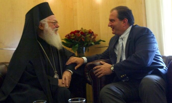 Καραμανλής για Αρχιεπίσκοπο Αναστάσιο: «Με συγκίνηση αποχαιρετώ μια μεγάλη μορφή της Ορθοδοξίας»