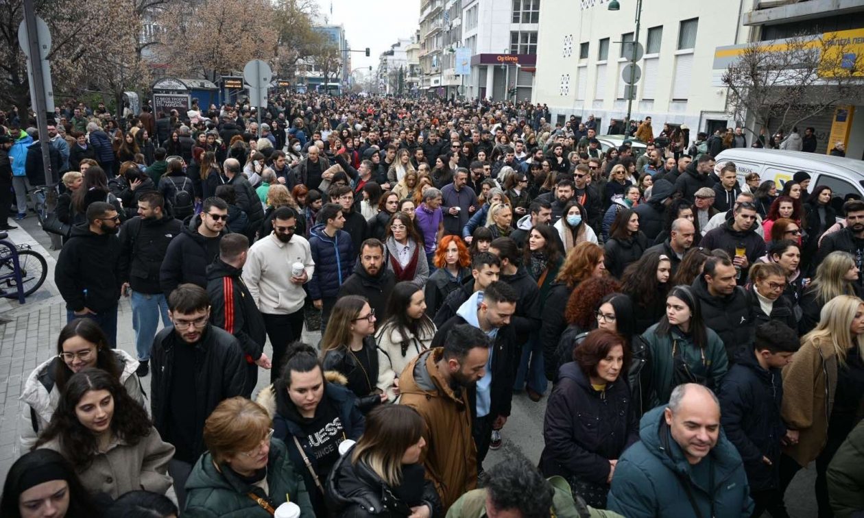 Λάρισα: Σε εξέλιξη μεγάλη πορεία για την τραγωδία των Τεμπών