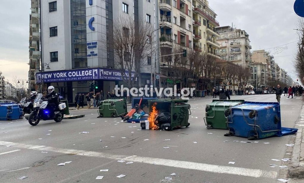 Θεσσαλονίκη: Νέα ένταση μετά την πορεία για τα Τέμπη – Πυρπόλησαν κάδους στην Εγνατία