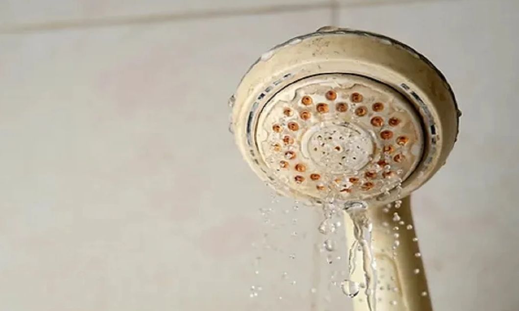 Καθαρίστε τα άλατα της ντουζιέρας με ένα απλούστατο τρόπο