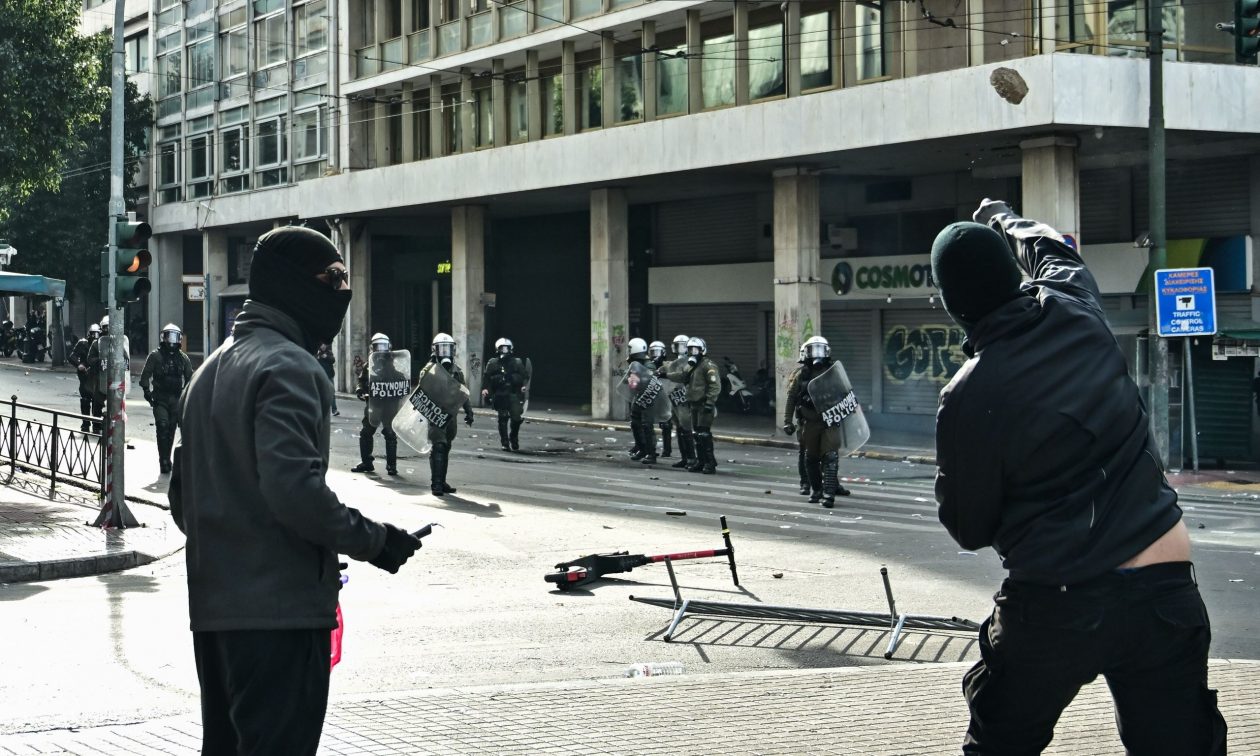 Η ανακοίνωση της ΕΛΑΣ για τα επεισόδια στο Σύνταγμα: Κουκουλοφόροι επιτέθηκαν με μολότοφ
