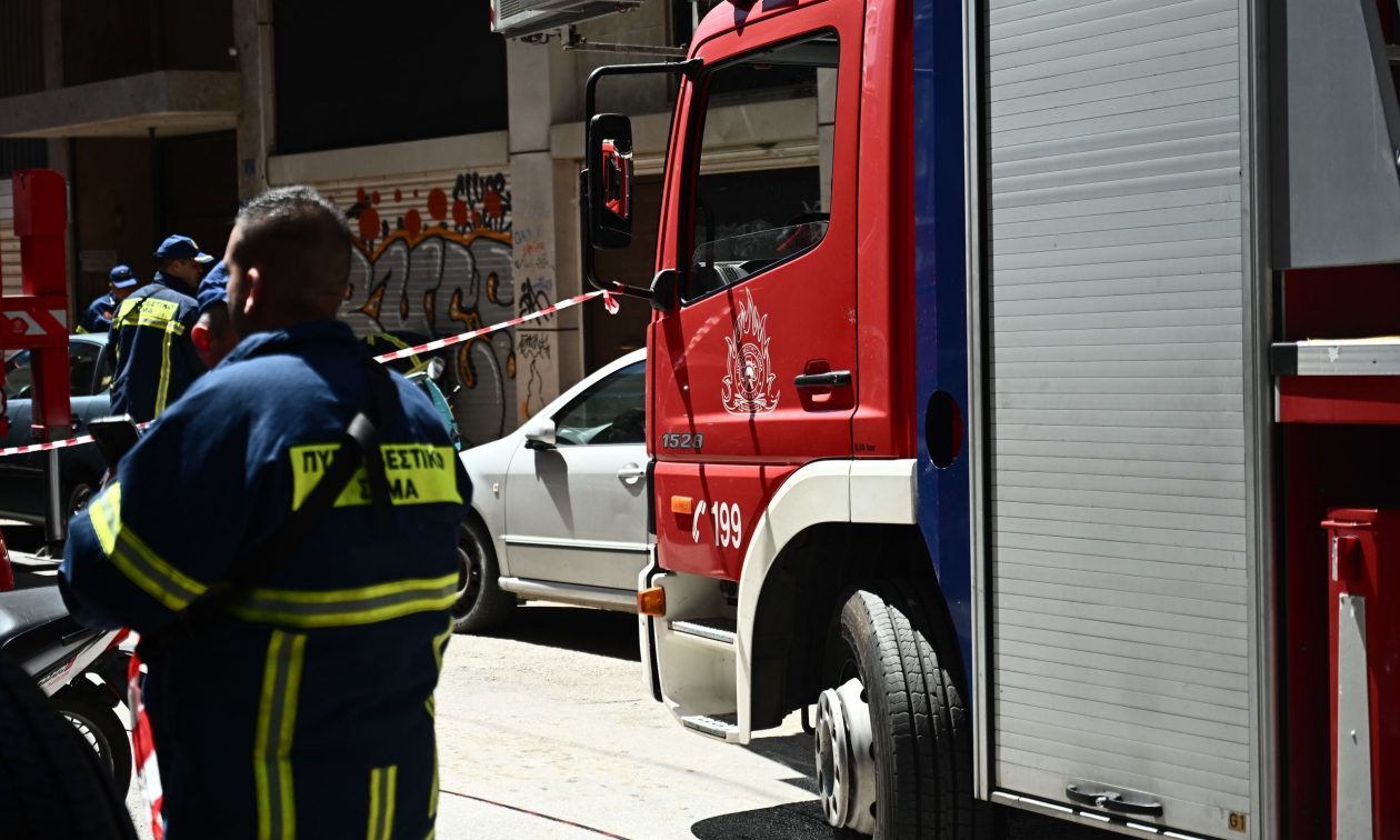 Πυρκαγιά σε διαμέρισμα στην πλατεία Αττικής – Ηλικιωμένη απεγκλωβίστηκε χωρίς τις αισθήσεις της