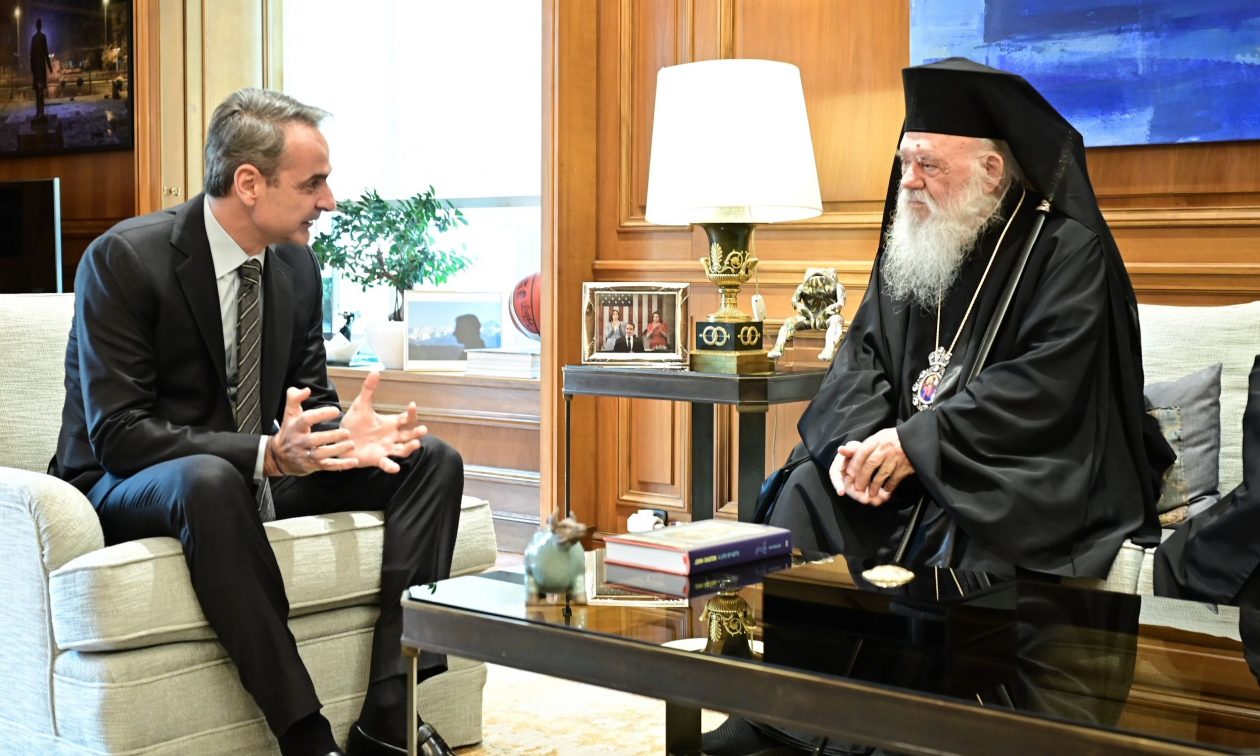 Μητσοτάκης και Ιερώνυμος στην κηδεία του Αρχιεπισκόπου Αναστασίου στα Τίρανα