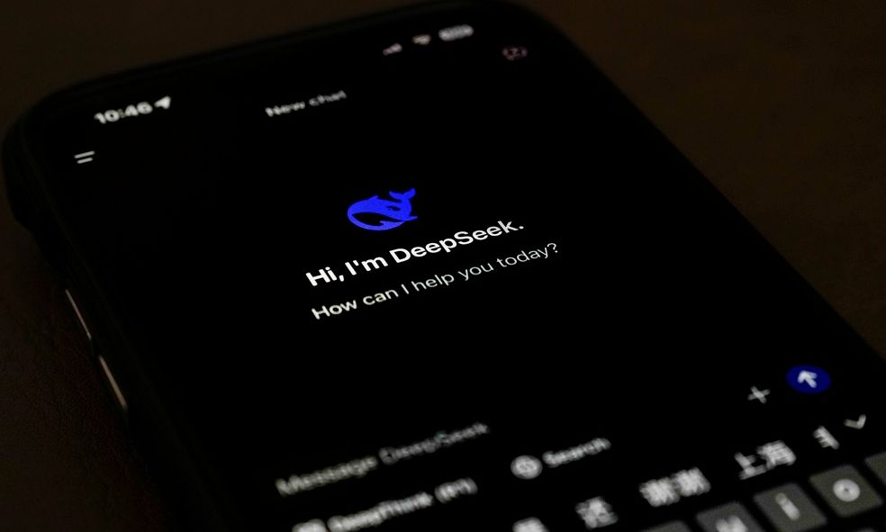 DeepSeek: Η κινεζική startup που προκαλεί σοκ στις αγορές και απειλεί την αμερικανική κυριαρχία