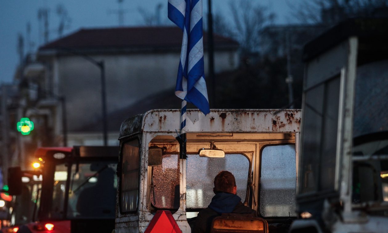 Λάρισα: Σε ωριαίο αποκλεισμό της ΠΑΘΕ προχώρησαν οι αγρότες του νομού