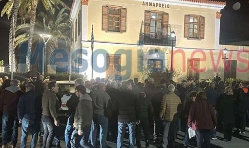 Λαύριο: Χαμός σε δημοτικό συμβούλιο, φυγαδεύτηκε άρον – άρον ο Δήμαρχος