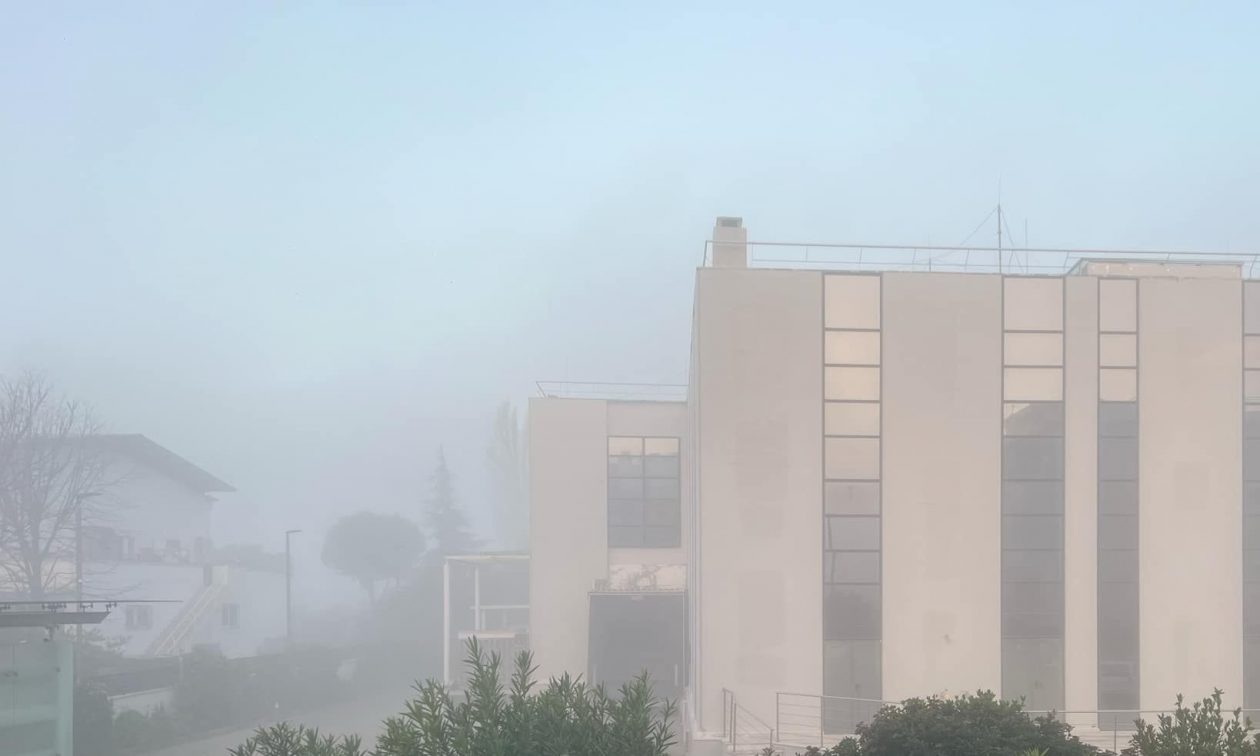 Πέπλο ομίχλης σκέπασε την Αττική – Χαμηλή ορατότητα στους δρόμους