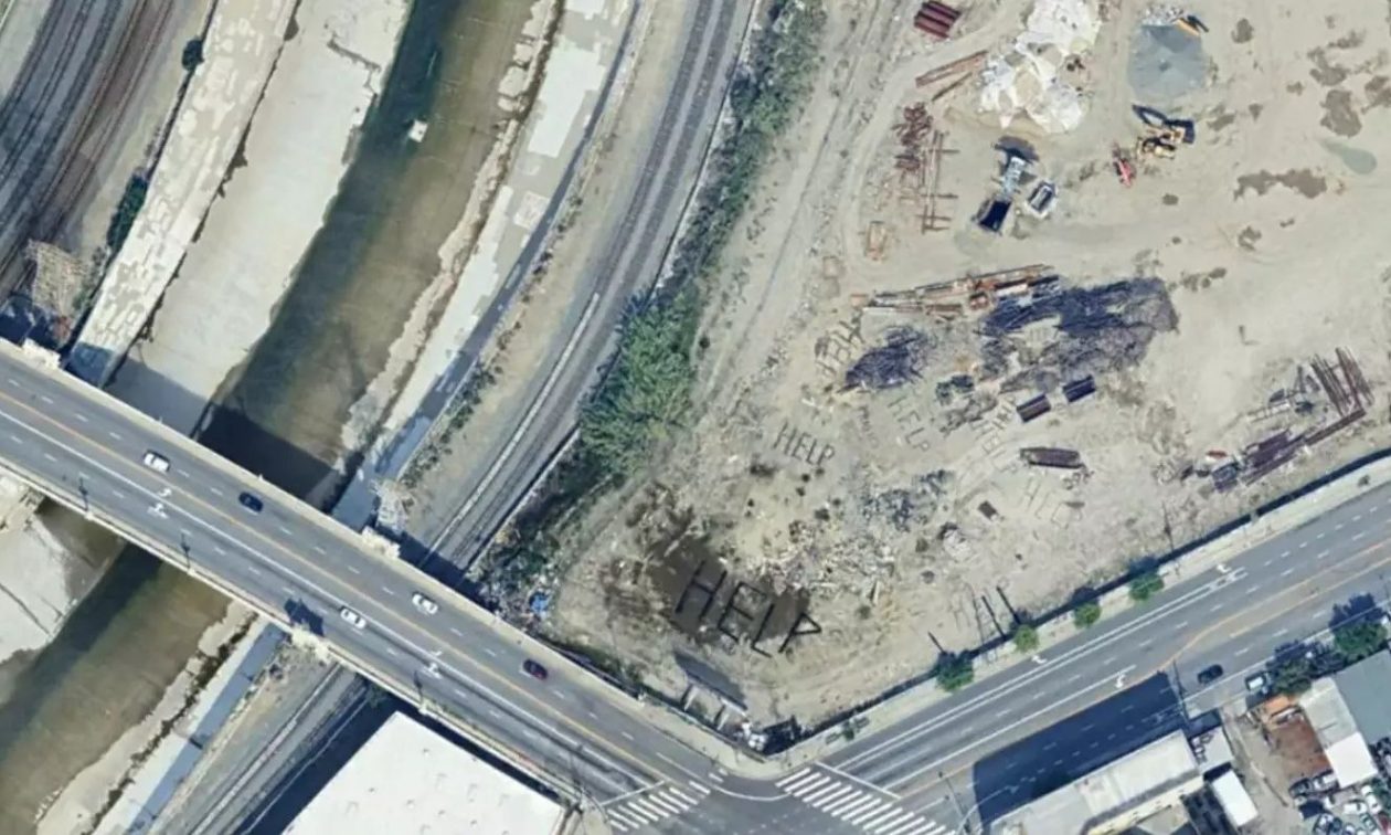 Μυστήρια σημάδια «βοήθειας» κατέγραψε το Google Earth και το διαδίκτυο «πήρε φωτιά»