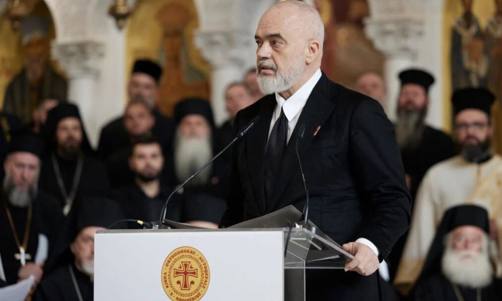 Αλβανία – Επικήδειος Ράμα: Ο Αρχιεπισκόπος Αναστάσιος θαυμάστηκε, ευλογήθηκε αλλά και συκοφαντήθηκε