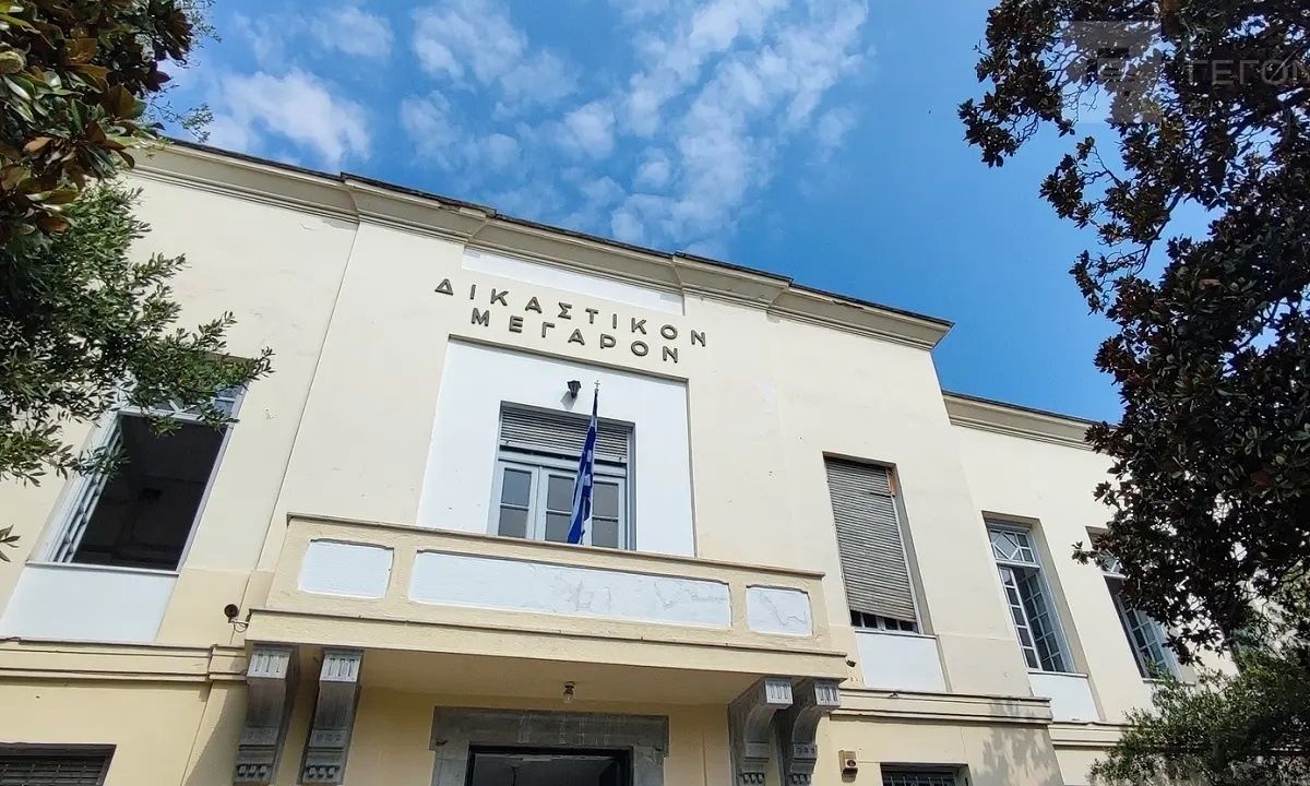 Πανικός στα δικαστήρια του Βόλου – 20χρονη επιχείρησε να πηδήξει από το παράθυρο