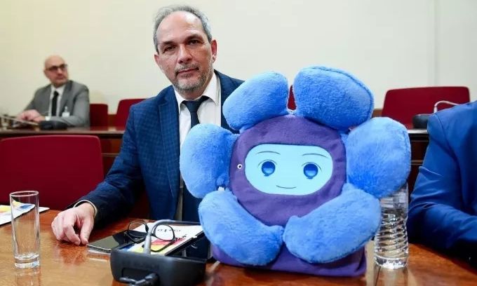 Στη Βουλή το ρομπότ «Μαργαρίτα»: Η καλύτερη φίλη των παιδιών στο φάσμα του αυτισμού
