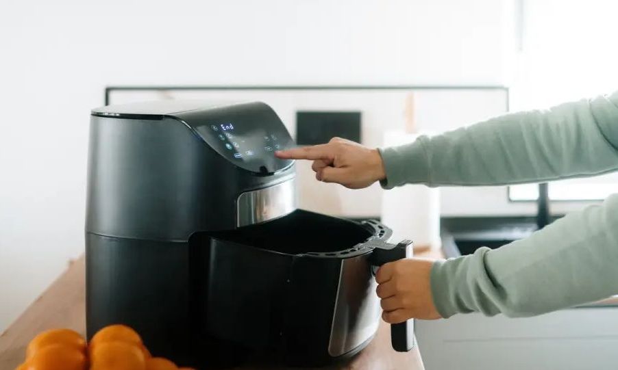 Air Fryer: Ούτε χλωρίνη, ούτε απορρυπαντικά – Πώς θα καθαρίσετε σωστά τη φριτέζα αέρος σας
