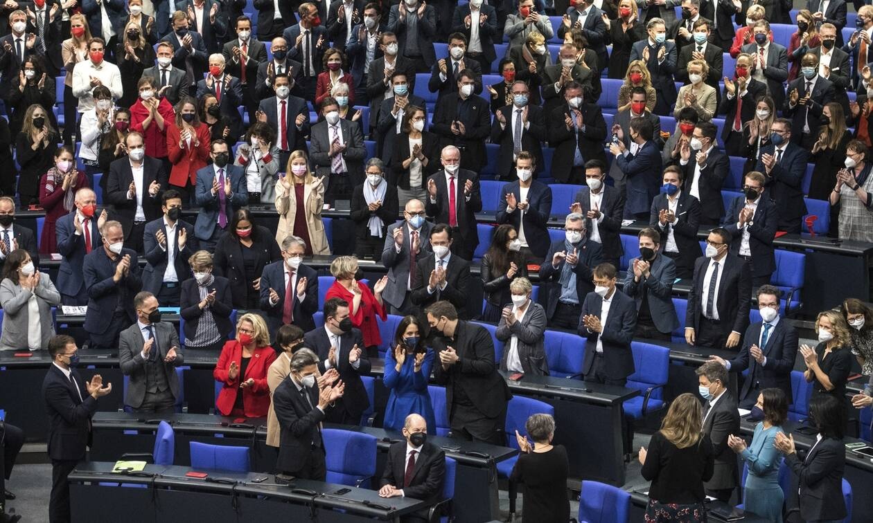 Γερμανία: Στη Bουλή το πολυσυζητημένο νομοσχέδιο για το μεταναστευτικό – Τo «άνοιγμα» στο ΑfD