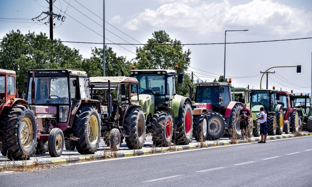 Αγρότες έκλεισαν την εθνική οδό στο Κάστρο