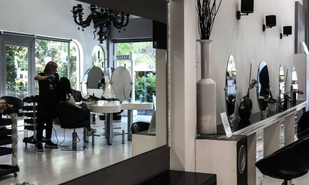Θεσσαλονίκη: Μάνα και γιαγιά νύφης ξυλοκόπησαν κομμώτρια επειδή δεν τους άρεσε το χτένισμα του γάμου