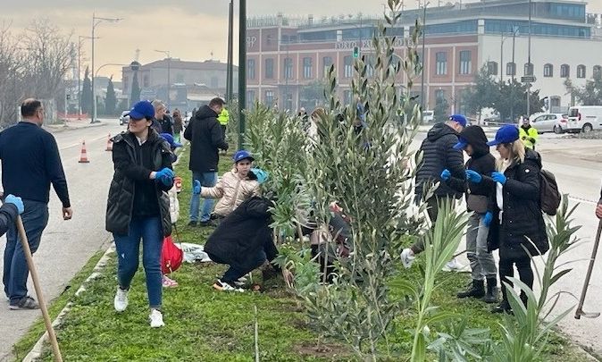 Δενδροφύτευση στη Θεσσαλονίκη: 100 ελιές και 1.300 πικροδάφνες στη δυτική είσοδο της πόλης