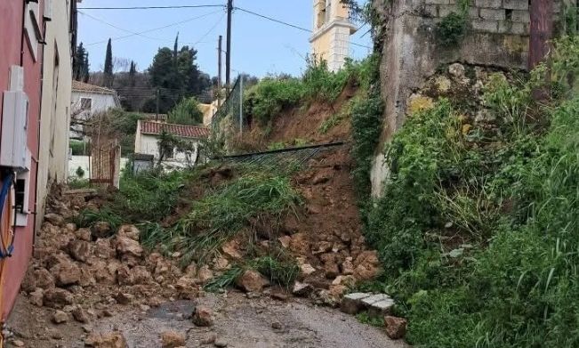 Κέρκυρα: Κατάρρευσε τοιχίο στον ναό του Αγίου Ιωάννη από έντονη βροχόπτωση