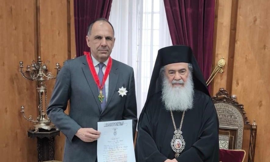 Ο Πατριάρχης Ιεροσολύμων παρασημοφόρησε τον Γιώργο Γεραπετρίτη