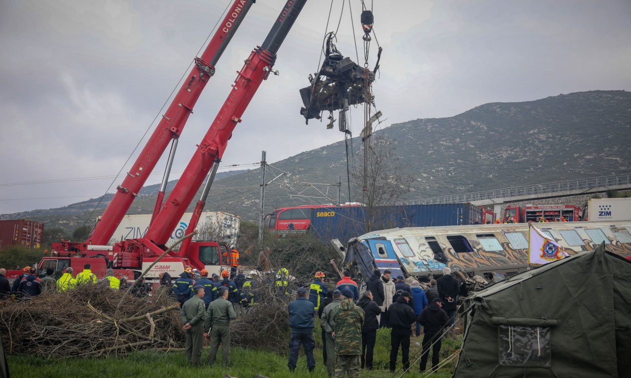 Οξύνεται η αντιπαράθεση μεταξύ ΠΑΣΟΚ και Μαξίμου για το σιδηροδρομικό δυστύχημα στα Τέμπη