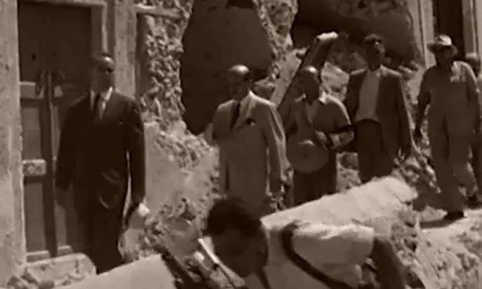Όταν ο Καραμανλής και η Φρειδερίκη επισκέφθηκαν τη Σαντορίνη μετά τον φονικό σεισμό του 1956